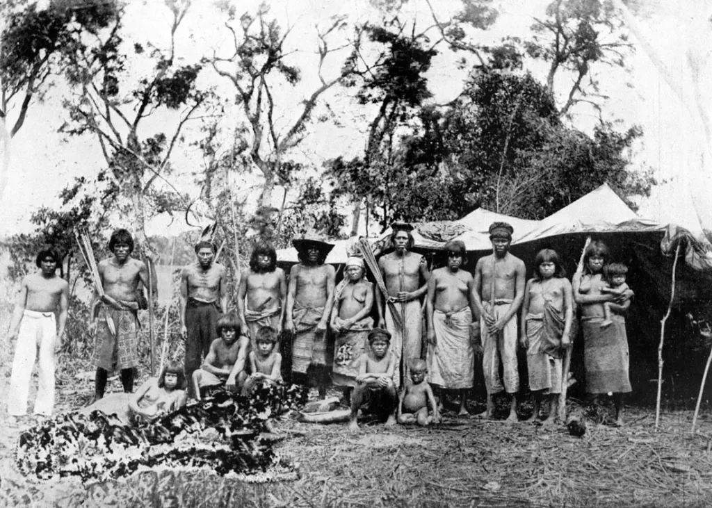 1892-ൽ അർജന്റീനയിലെ പിൽകോമായോ നദീതീരത്തുനിന്ന് എടുത്ത ടോബ ഗോത്രമനുഷ്യരുടെ ചിത്രം. 