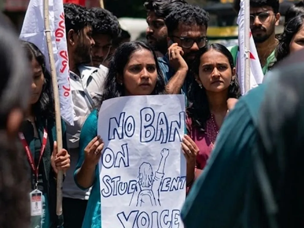 വ്യത്യസ്ത അഭിപ്രായങ്ങൾ കേൾക്കുക, അധികാരത്തെ ചോദ്യം ചെയ്യുക, സംവിധാനങ്ങളെ വിമർശിക്കുക, വാദവും പ്രതിവാദവും നടത്തുക, മറ്റുള്ളവരുടെ അഭിപ്രായത്തെ മനസ്സിലാക്കുക തുടങ്ങിയവ വിദ്യാഭ്യാസത്തിന്റെ ഭാഗമാണ് എന്ന യാഥാർഥ്യത്തെയാണ് സർവകലാശാലയുടെ കരടുരേഖ തിരസ്കരിക്കുന്നത്.