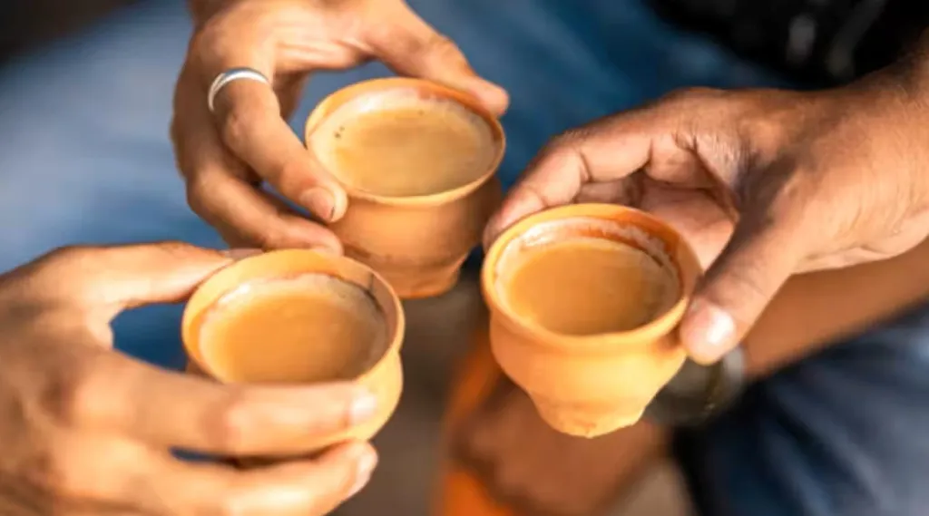 ചില സൗഹൃദങ്ങൾക്ക് വലിയ ആഘോഷങ്ങളൊന്നും വേണ്ട. ഒരു ചായ മതി. ഒരു രാത്രി മതി. കുറച്ച് കൂട്ടുകാർ മതി. ഇതാണ് ജെൻ-സിയുടെ പാതിരാത്രി ചായയുടെ കഥ. 
