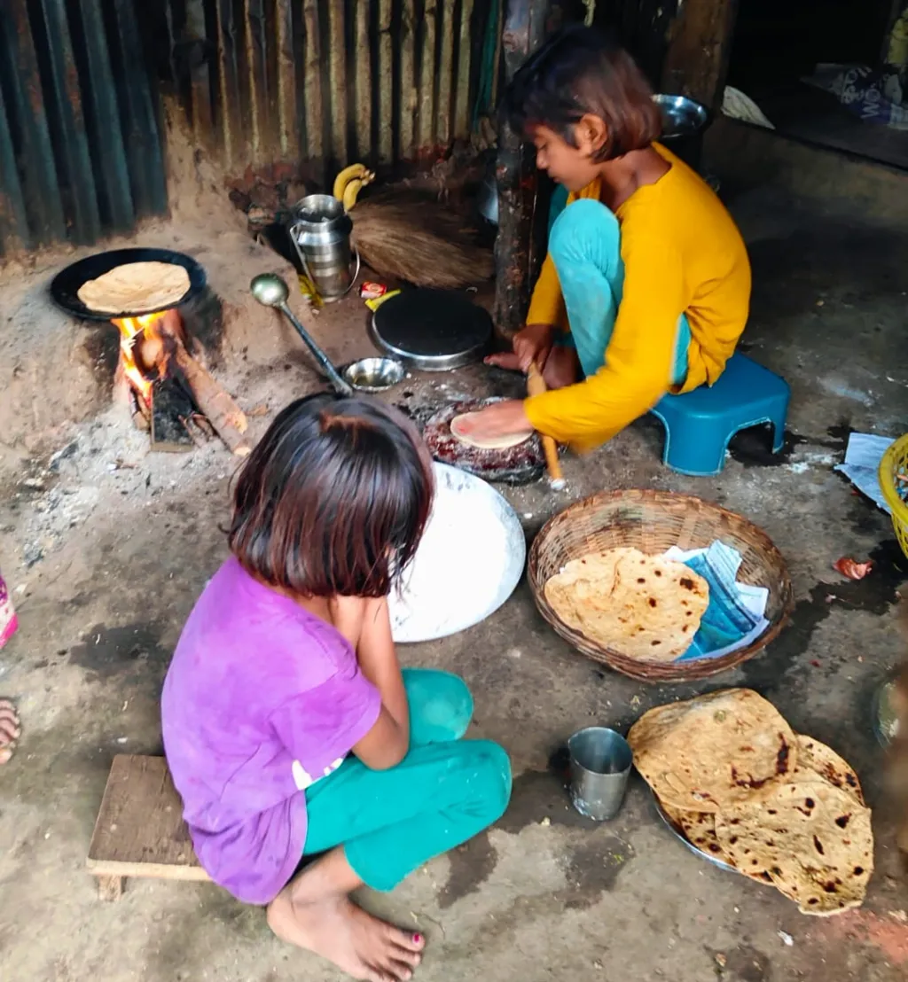 ഉദ്ഗിർ കോട്ടയ്ക്ക് ചുറ്റും നിരന്ന് ചേരികൾ പോലെ സിമന്റ് തേയ്ക്കാത്ത കുറെയേറെ ചതുരമുറികൾ ചേർന്നാൽ ഗ്രാമമായി.