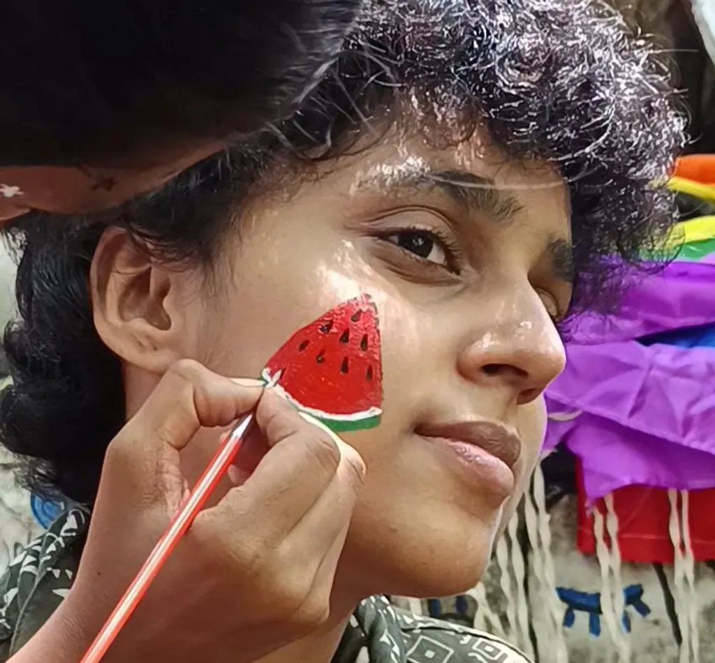 ക്ഷതസാധ്യതയും, കർത്തൃത്വവും ഒന്നിച്ച് നിലനിൽക്കുന്ന അത്തരം ഒരു സങ്കീർണ സ്ഥലിയിലൂടെ സഞ്ചരിച്ച് സിനിമ എത്തുന്ന സ്ഥലം പരസ്പരം തൊട്ടും, തോൾചേർന്നും പാടിയാടി ബത്തക്ക ഹൃദയങ്ങൾ തുന്നിക്കൊണ്ടിരിക്കുന്ന കൂട്ടുപാതകളിലാണ്.