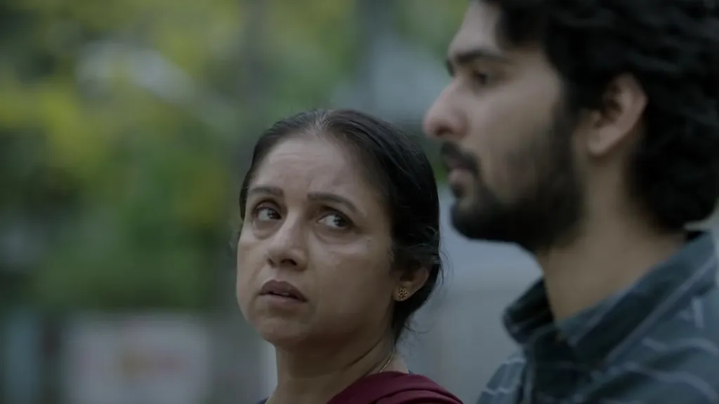രേവതി അവതരിപ്പിച്ച ആശയും മകൻ വിനുവും തമ്മിലുള്ള ബന്ധത്തിൽ സ്നേഹവും ആശ്രിതത്വവും ഭയവും നിയന്ത്രണവും പരസ്പരം കലർന്നിരിക്കുന്നു.