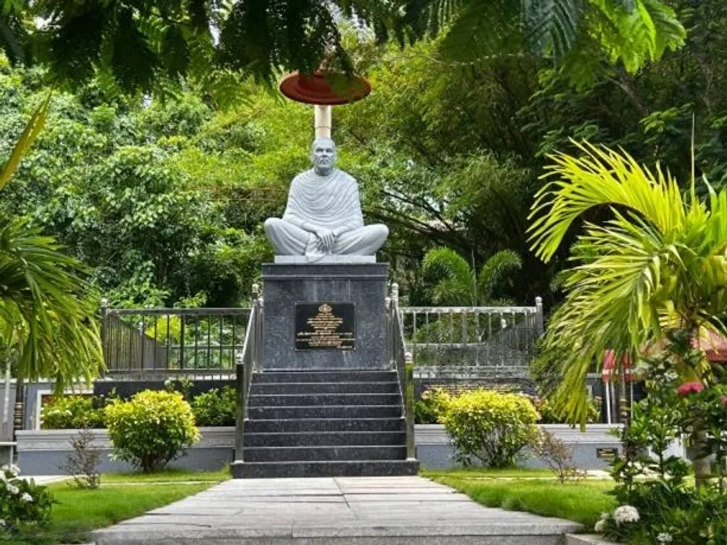 ക്ഷേത്രം നിർമ്മിക്കുന്നിടത്തെല്ലാം ഒരു വിദ്യാലയം കൂടി വേണമെന്ന നിർബന്ധം ഗുരുവിനുണ്ടായിരുന്നു.