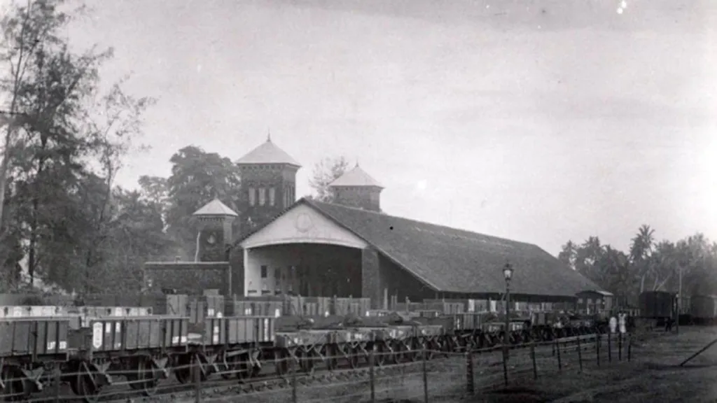 1901-ലെ കോഴിക്കോട് റെയിൽവേ സ്റ്റേഷൻ. റെയിൽത്താവളത്തിലെത്തിയ പാതകൾ ആദ്യം വണ്ടിസർവീസായും പിന്നീട് ബസ് സർവീസായും വളർന്നു; ശേഷിച്ചവ ക്ഷയിച്ചു. 