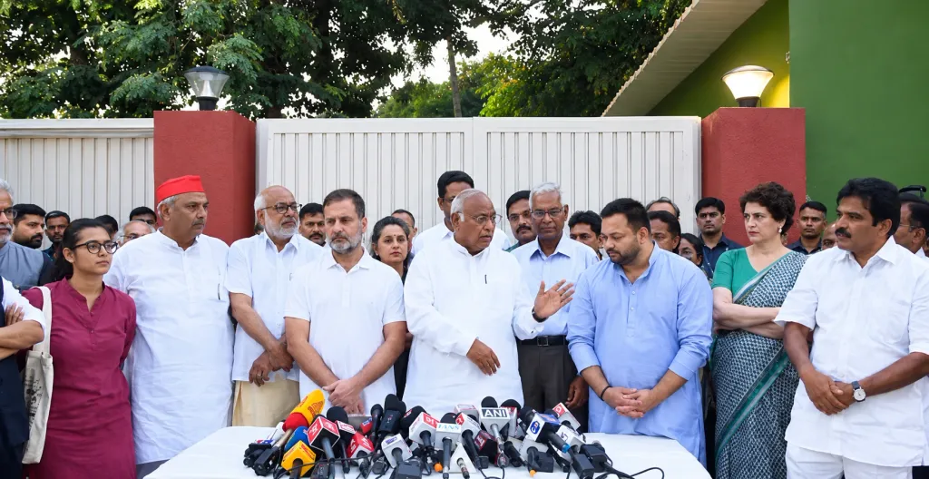ഇന്ത്യാ സഖ്യ നേതാക്കൾ യോഗത്തിനുശേഷം മാധ്യമങ്ങളെ കാണുന്നു.