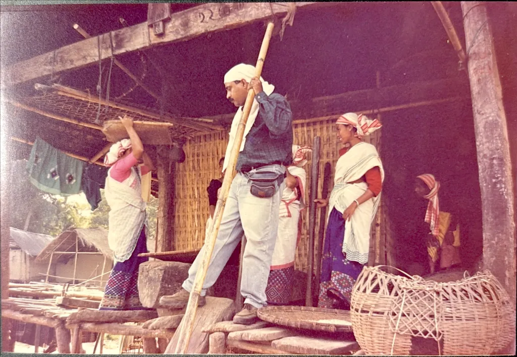 അപോങ് എന്ന മദ്യം ഉണ്ടാക്കുന്ന രീതി. ചോറും കുറെയേറെ ഔഷധസസ്യങ്ങളും ചേർത്ത് ദിവസങ്ങൾ കൊണ്ട് ഫെർമെന്റ് ചെയ്ത് തയ്യാറാക്കുന്നതാണ് അപ്പോങ്.