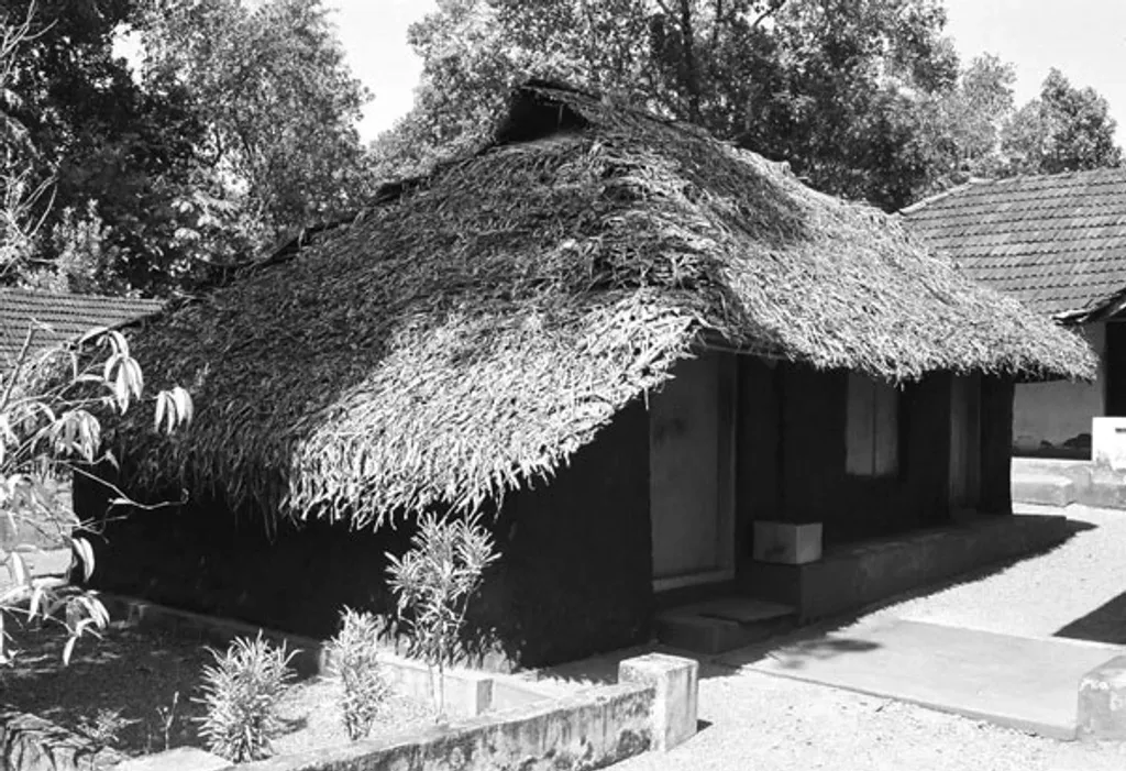 പൊയ്കയിൽ അപ്പച്ചൻ താമസിച്ചിരുന്ന വീട്. ഇരവിപേരൂർ PRDS ആസ്ഥാനത്ത് ഇത് സംരക്ഷിക്കപ്പെട്ടിരിക്കുന്നു. image credit: സൊസൈറ്റി ഓഫ് പി.ആർ.ഡി.എസ് സ്റ്റഡീസ്, കോട്ടയം.