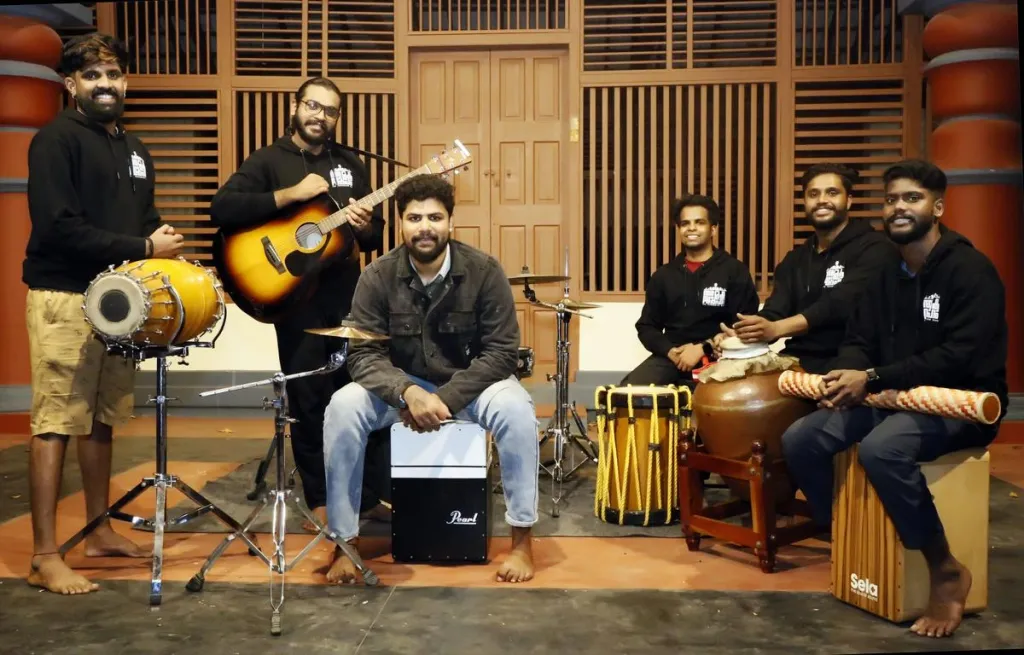 പാരമ്പര്യത്തിൽ ഉറച്ചുനിൽക്കുമ്പോഴും അതിനെ പുതിയ ശബ്ദങ്ങളുമായി ചേർത്തുനോക്കാനുള്ള യുവകലാകാരരുടെ ശ്രമമാണ് ഈ കൂട്ടായ്മയെ ശ്രദ്ധേയമാക്കുന്നത്.