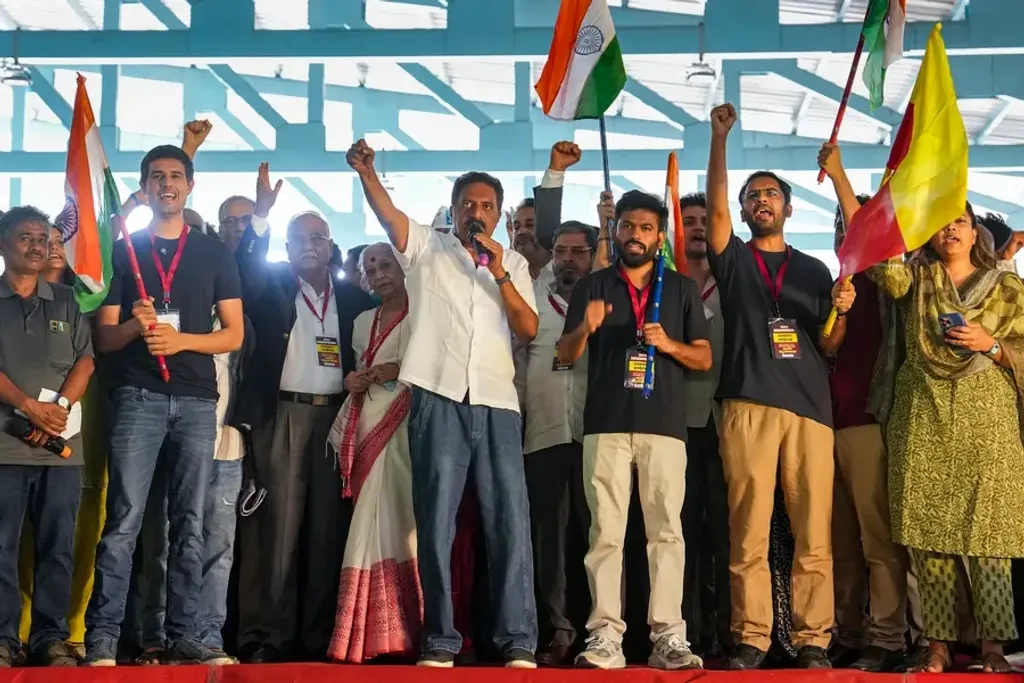പല സ്വേച്ഛാധിപതികളെയും കൊട്ടാരം വിട്ടോടാൻ പ്രേരിപ്പിച്ച ആഗോള ജനസഞ്ചയ ജനാധിപത്യ സമരപരമ്പരയിലെ ഏറ്റവും പുതിയ രൂപമാണ് ഇപ്പോൾ ഇന്ത്യയിൽ അരങ്ങേറുന്നത്. 