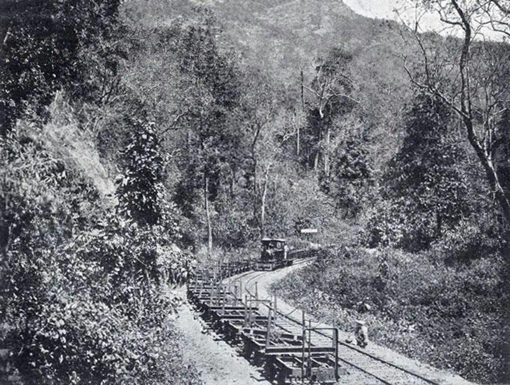 1963-ൽ ഡീ കമ്മീഷൻ ചെയ്ത ട്രാംവേ (മലവണ്ടി) ഇന്ന് ചാലക്കുടിക്കാരുടെ മനസ്സിൽ എക്സ്പ്രസായി ഓർമയുടെ പാളങ്ങളിൽ ഓടിക്കൊണ്ടേ ഇരിക്കുന്നു.