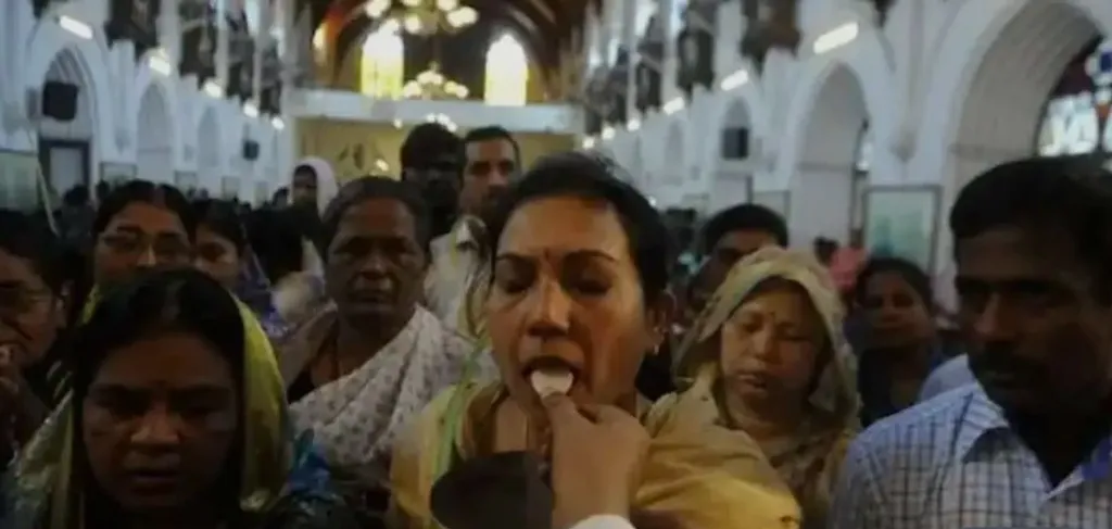 ദലിത് ക്രിസ്ത്യൻ സമൂഹങ്ങൾ മതം മാറിയ ശേഷവും വിവാഹം, പ്രസവം, മരണം, കുടുംബബന്ധങ്ങൾ എന്നിവയുമായി ബന്ധപ്പെട്ട ചില പ്രാദേശിക ദ്രാവിഡ നാടൻ ആചാരങ്ങൾ രൂപമാറ്റങ്ങളോടെ തുടരുകയുണ്ട് എന്നാണ്.