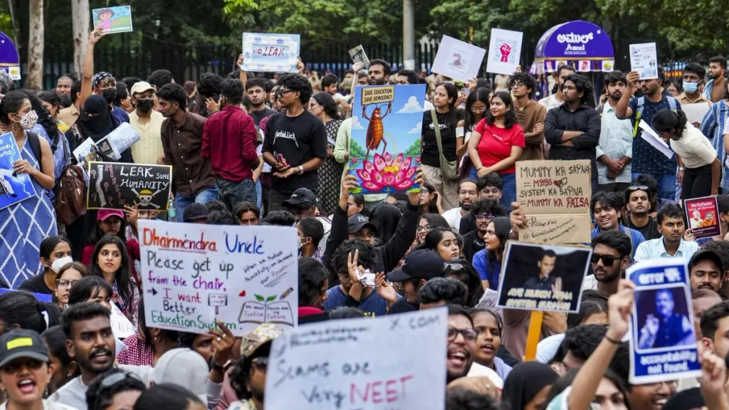 ജന്തർമന്തറിൽ 'കോക്റോച്ച് ജനതാപാർട്ടി' നടത്തിയ ജൂലൈ മാസത്തെ പ്രക്ഷോഭം ശക്തമായ ജനകീയപിന്തുണ ആർജ്ജിച്ചു.