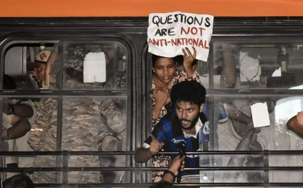 ഹിന്ദുത്വഫാഷിസ്റ്റ് അജണ്ടയിൽനിന്നാണ് തങ്ങൾക്കനഭിമതരായ ജനവിഭാഗങ്ങളെ പുറന്തള്ളാനുള്ള SIR നടപ്പാക്കിയത്. ഇതിനെതിരായാണ് ദൽഹി തിളച്ചുമറിയുന്നത്.
