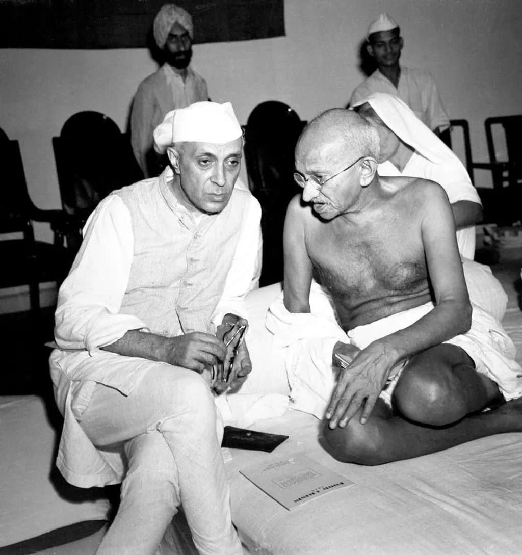 ആധുനിക വ്യവസായിക നാഗരികതയോടുള്ള ഗാന്ധിയുടെ കടുത്ത സംശയങ്ങളോട് ജവഹർലാൽ നെഹ്‌റുവിന് യോജിക്കാൻ കഴിഞ്ഞിരുന്നില്ല. ഇന്ത്യയുടെ ദാരിദ്ര്യം തുടച്ചുനീക്കാൻ ശാസ്ത്രവും ആസൂത്രണവും വ്യവസായ വികസനവും അത്യന്താപേക്ഷിതമാണെന്ന് അദ്ദേഹം വിശ്വസിച്ചു.