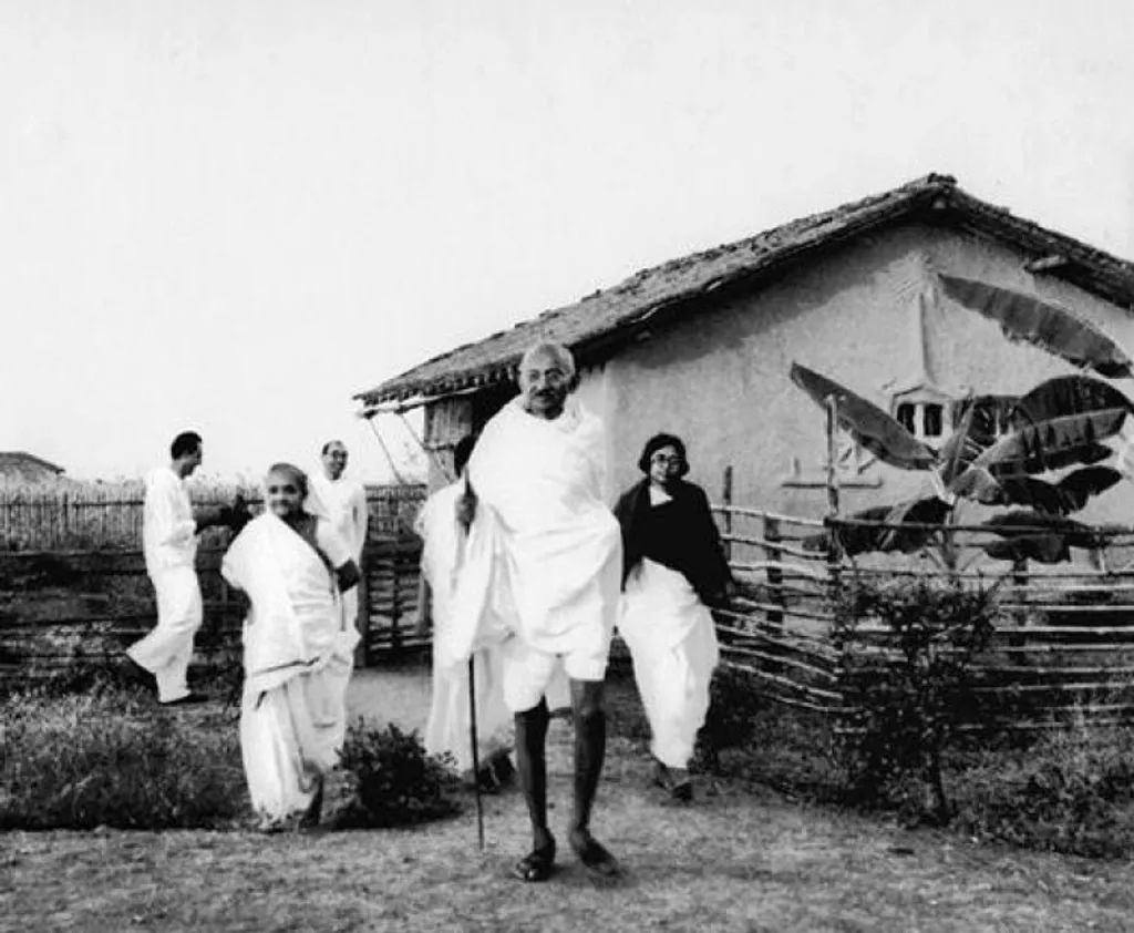 ഗാന്ധിജിയുടെ ചർക്കയും  'ഗ്രാമസ്വരാജ്' എന്ന ആശയവും അനേകം ആധുനിക ചിന്തകർക്ക് അങ്ങേയറ്റം കാലഹരണപ്പെട്ടതായി തോന്നിയിരുന്നു