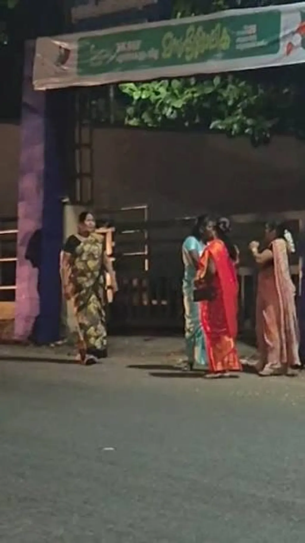 രാത്രിയിൽ ഉപജീവനത്തിനായി പൊതുസ്ഥലത്ത് നിൽക്കുന്ന സ്ത്രീകളോട് “പ്രായമായില്ലേ, വീട്ടിൽ ഇരുന്നുകൂടെ”, തുടങ്ങിയ ചോദ്യങ്ങൾ ഉന്നയിക്കുന്നതും അവരോട് അവിടെ നിന്ന് പോകാൻ ആവശ്യപ്പെടുന്നതും ദൃശ്യങ്ങളിൽ കാണാം.