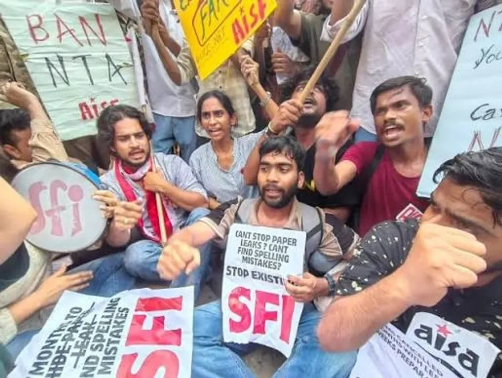 ഇന്ത്യയിൽ, സി.ജെ.പിയും ഇടതുപക്ഷ വിദ്യാർത്ഥി-യുവജനസംഘടനകളും തമ്മിലുള്ള ഒത്തുചേരൽ ഒരു പുതിയ പ്രസ്ഥാനത്തിന്റെ സ്വാഭാവികതയ്ക്കും പഴയ ജനാധിപത്യപാരമ്പര്യങ്ങളുടെ സംഘടനാ സ്മരണയ്ക്കും ഇടയിലുള്ള ജനാധിപത്യരാഷ്ട്രീയത്തെ പ്രതിനിധീകരിക്കുന്നു. 