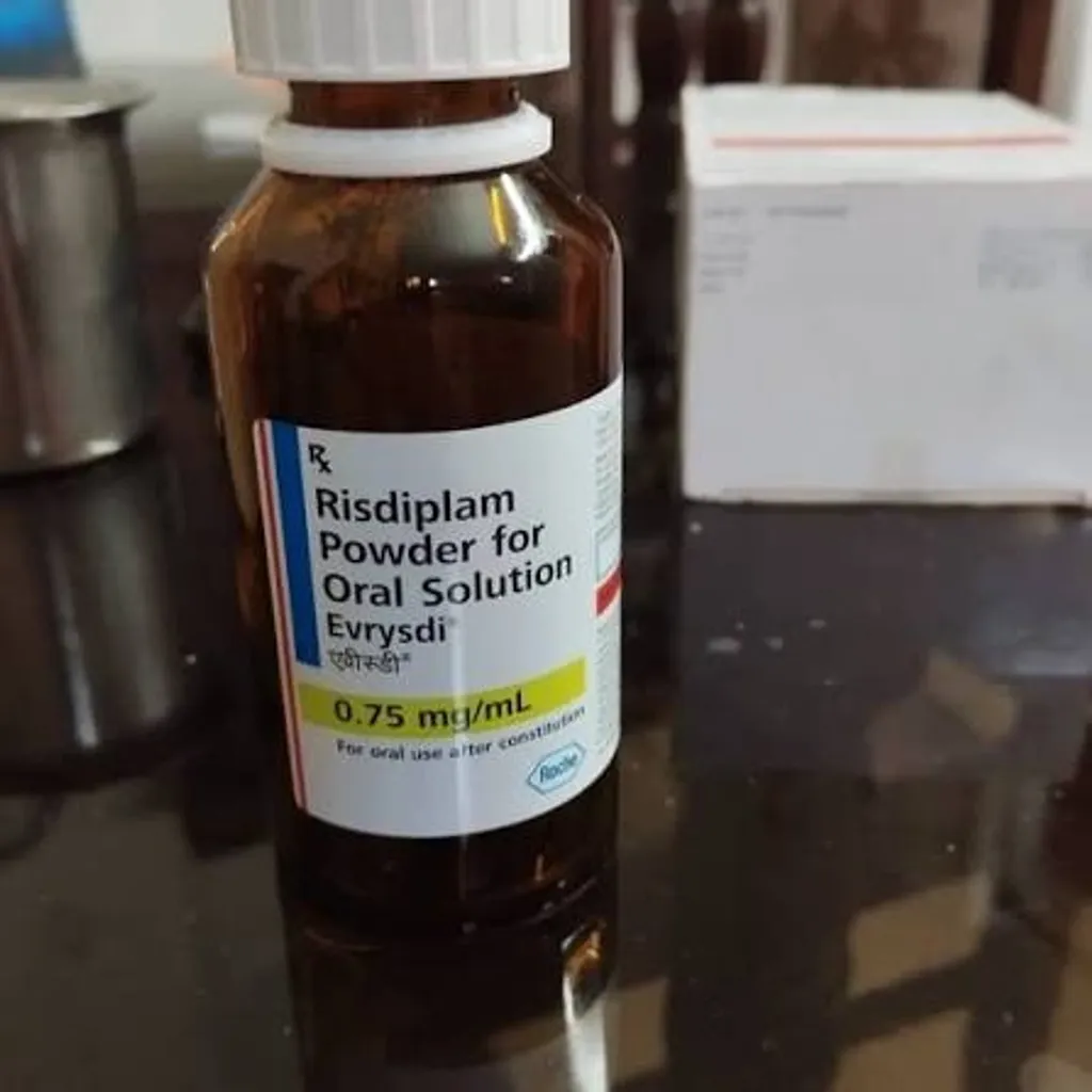 റോഷ് (Roche) കമ്പനിയുടെ എവ്രിസ്ഡി (Evrysdi) എന്ന റിസ്ഡിപ്ലാം മരുന്നിന് ഒരു കുപ്പിക്ക് ഏകദേശം ആറുലക്ഷം രൂപയാണ് വില.
