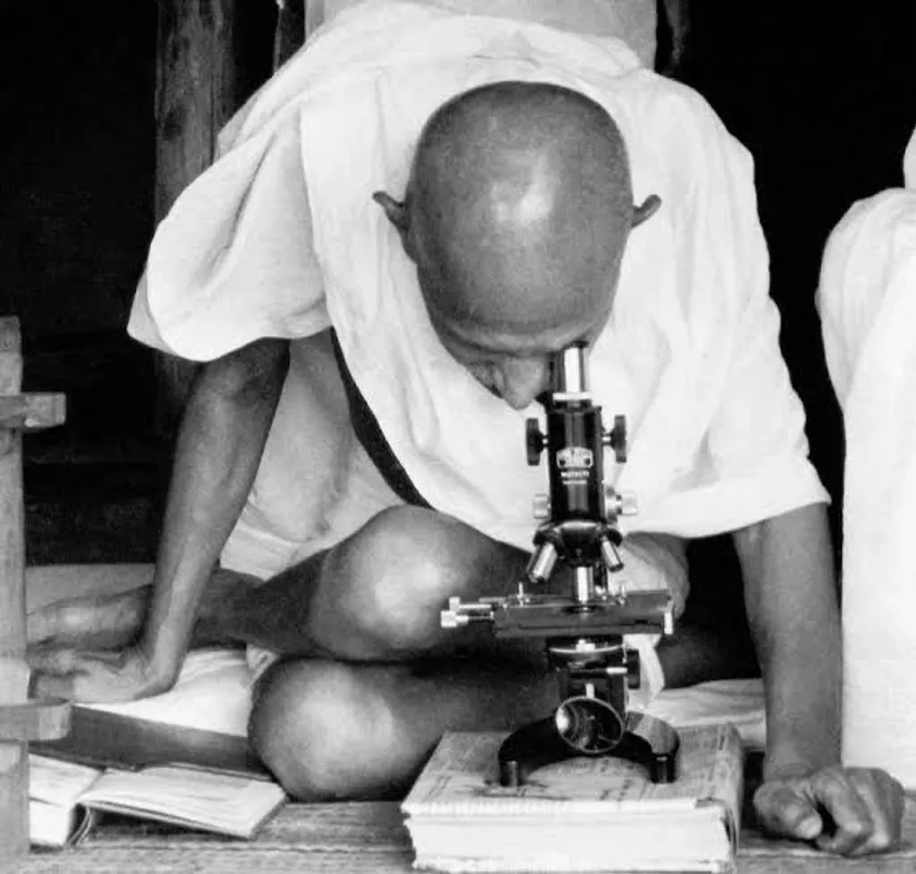 വൈദ്യശാസ്ത്രത്തെക്കുറിച്ചുള്ള ഗാന്ധിയുടെ നിലപാടുകൾ കൂടുതൽ സങ്കീർണ്ണമായ ഒരു തലമാണ് ചൂണ്ടിക്കാണിക്കുന്നത്. ഉപവാസം, ഭക്ഷണം, പ്രകൃതിചികിത്സ എന്നിവയിലുള്ള അദ്ദേഹത്തിന്റെ ചില പരീക്ഷണങ്ങളെ വിമർശിച്ചതിൽ കെസ്ലർക്ക്  ന്യായമായ കാരണങ്ങളുണ്ടായിരുന്നു.
