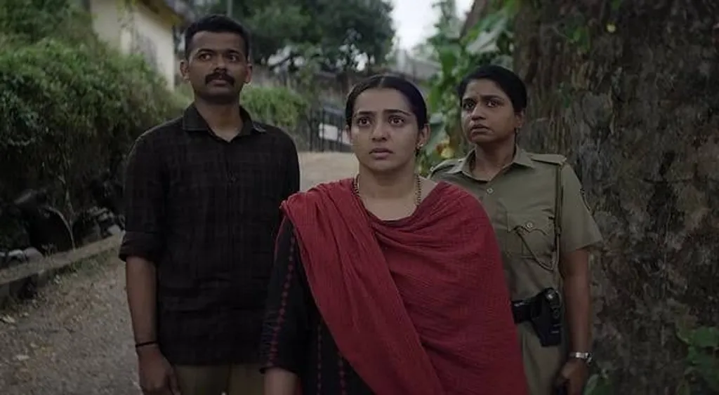 സിനിമയ്ക്ക് പുറത്ത്, സ്നീക്ക് പീക്ക് പോലുള്ള ദൃശ്യശകലങ്ങളും അഭിനേതാക്കളുടെ സാമൂഹിക പ്രതിച്ഛായയും (star persona) കഥാപാത്രങ്ങൾക്ക് മുൻകൂട്ടി നൈതികമായ വിശുദ്ധി നൽകാൻ സഹായിക്കുന്നു.