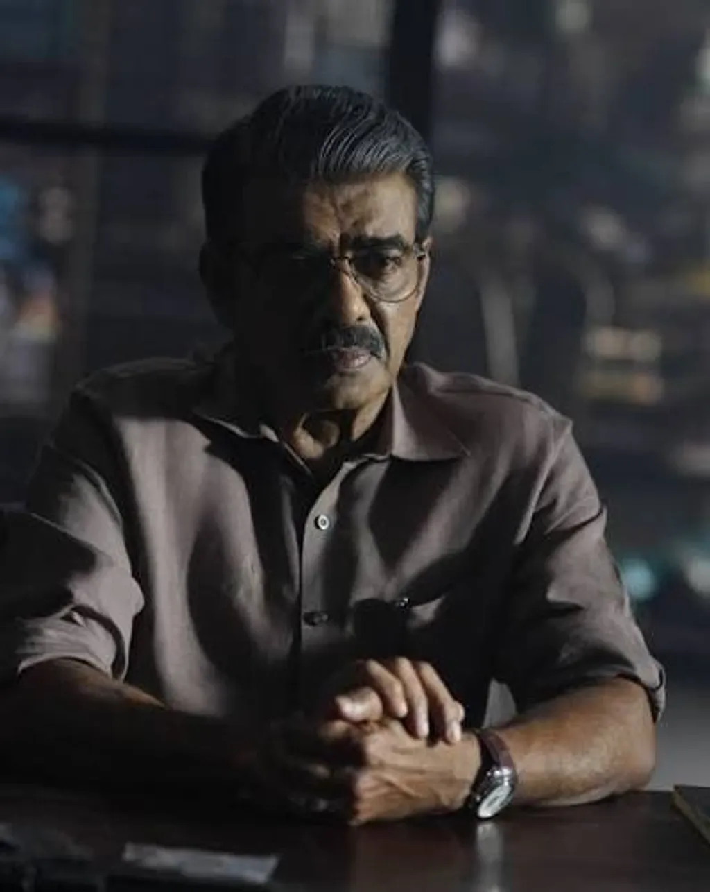 സത്യത്തിന്റെ കാവൽക്കാരനായി എത്തുന്ന ഹാരിസ് മീരാൻ എന്ന അന്വേഷണ ഉദ്യോഗസ്ഥൻ പോലും ഇതിൽനിന്ന് മുക്തനല്ല.