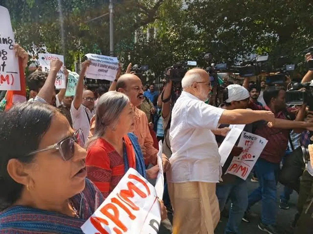 ഇടതുപക്ഷത്തിന്റെ രാഷ്ട്രീയ ഉത്തരവാദിത്തം ഭരണകൂടത്തെ വിമർശിക്കുന്നതിൽ മാത്രം അവസാനിക്കുന്നില്ല.