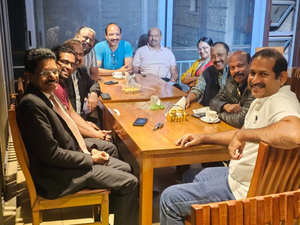 അഭിഷേക് പള്ളത്തേരി യാത്രക്കിടെ സുഹൃത്തുക്കൾക്കൊപ്പം.