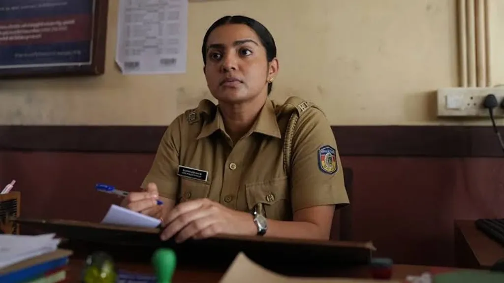 അലീന എന്ന പോലീസുകാരി സ്റ്റേഷനിലെ മദ്യപന്റെ തലയിൽ മൺകലം ഉടയ്ക്കുന്ന രംഗം, എടുത്തുചാട്ടക്കാരിയായ ഒരു കഥാപാത്രത്തിന്റെ തമാശാരൂപേണയാണ് അവതരിപ്പിക്കപ്പെട്ടിരിക്കുന്നത്.