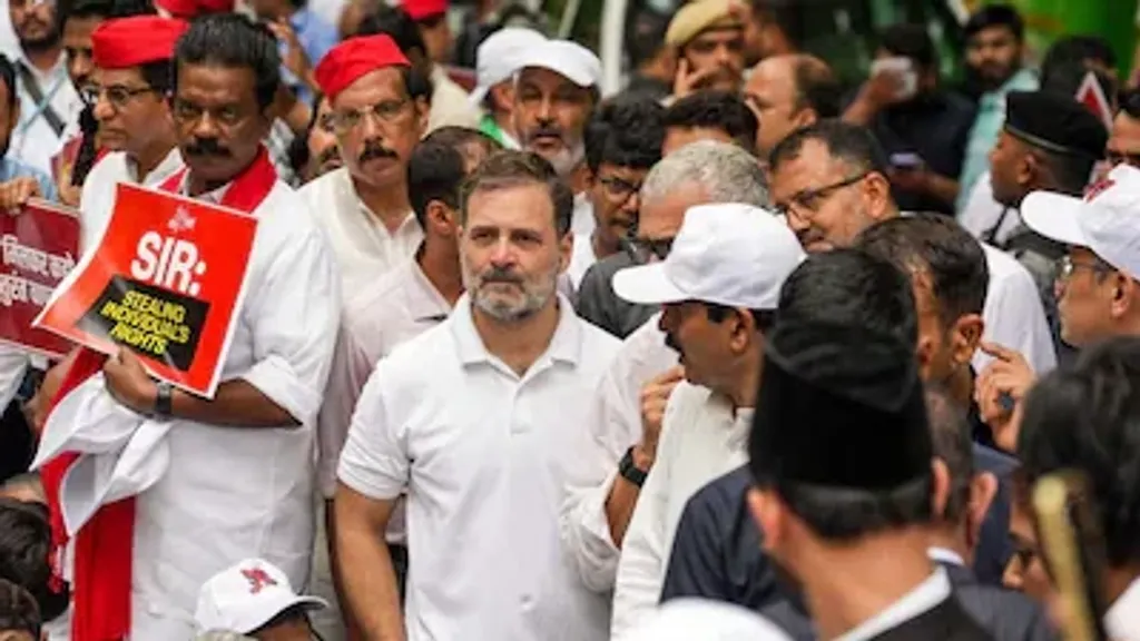 പല നിലയിലും പരസ്പരം രാഷ്ട്രീയമായി ഏറ്റുമുട്ടുന്ന പാർട്ടികൾക്ക് ഇത്തരമൊരു അപകടമുഹൂർത്തത്തിൽ ഒരുമിച്ചു ജനാധിപത്യ സംരക്ഷണത്തിനും രാഷ്ട്രത്തിന്റെ രക്ഷയ്ക്കുമായി ഐക്യനിരയിൽ അണിചേരാതെ കഴിയില്ല.