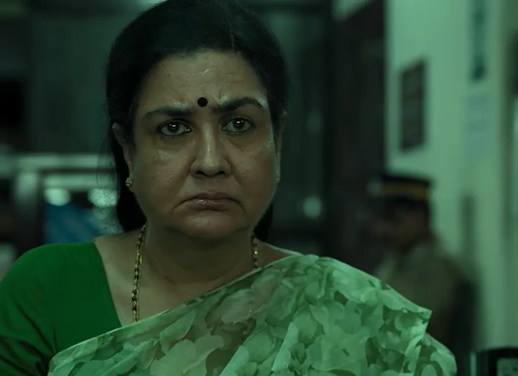 തനിക്ക് യാതൊരു ഉപദ്രവവുമില്ലാത്ത, ഒരു “പാവം” ജീവിയായ ഉറുമ്പിനെരക്ഷിച്ച അതേ ചൂണ്ടുവിരൽകൊണ്ട് ആശ ജീമോനെ ശത്രുവായി അടയാളപ്പെടുത്തുന്നു.