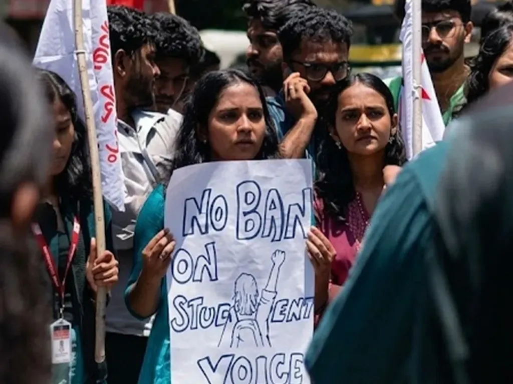 വിദ്യാർത്ഥികളുടെ രാഷ്ട്രീയാവകാശങ്ങളെയും അഭിപ്രായസ്വാതന്ത്ര്യത്തെയും റദ്ദ് ചെയ്യുന്നതാണ് Kerala University (Students’ Code of Conduct) Regulations, 2026 എന്ന കരട് രേഖ നിർദേശപ്രകാരം കോളജുകൾക്കുള്ളിൽ വിദ്യാർത്ഥികൾ ഒരുതരത്തിലുള്ള രാഷ്ട്രീയ പ്രവർത്തനത്തിലും ഏർപ്പെടാൻ പാടില്ല. 