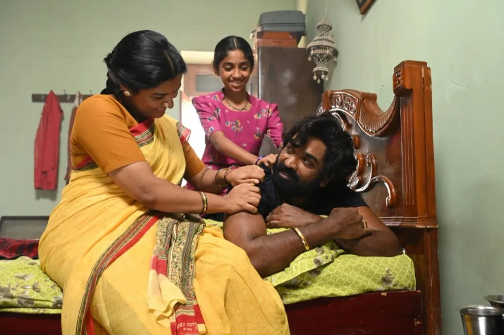 ബത്തയുടെ കഥയിലേക്കുവരുമ്പോൾ, ആ വ്യത്യസ്തത കൂടുതൽ അർത്ഥമുള്ളതാകുന്നു. കോപവും അധികാരവും സ്വാഭാവികമായ ഒരു ജീവിതത്തിൽ കഴിയുന്ന ബത്തയ്ക്ക് വീട്ടിനകത്ത് താൻ സ്നേഹിക്കുന്ന ഭാര്യയും മകളുമുണ്ട്.