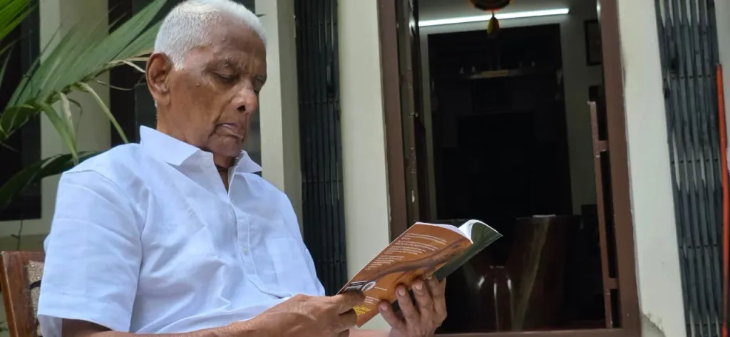 90 കഴിഞ്ഞ ശേഷമാണ് വി. സഹദേവൻ എഴുത്തിന്റെ ലോകത്തേക്ക് കടന്നുവന്നത്. അതിന് അടിത്തറയായത് ഒൻപത് പതിറ്റാണ്ടുകാലം മനസ്സിൽ ശേഖരിച്ചുവെച്ച, മറവിയിലാകാത്ത ജീവിതാനുഭവങ്ങളായിരുന്നു.