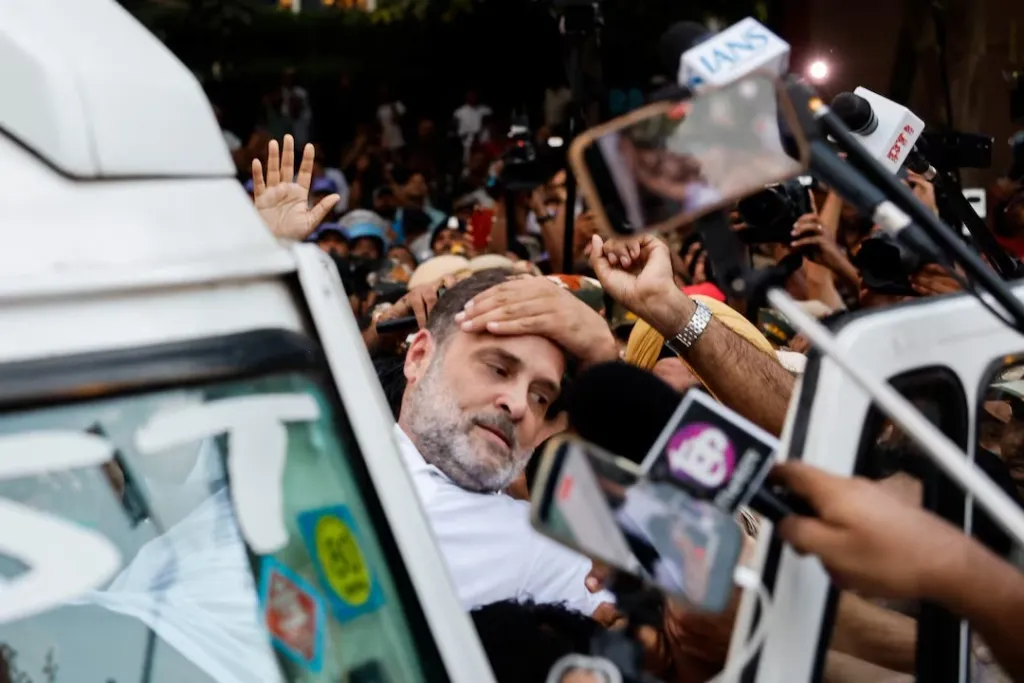 ദൽഹിയിൽ പ്രതിപക്ഷ സമരത്തിനിടെ ലോക്സഭാ പ്രതിപക്ഷ നേതാവ് രാഹുൽ ഗാന്ധിയെ ബലം പ്രയോഗിച്ച് കസ്റ്റഡിയിലെടുത്ത് പൊലീസ് വാനിലേക്ക് കയറ്റുന്നു.