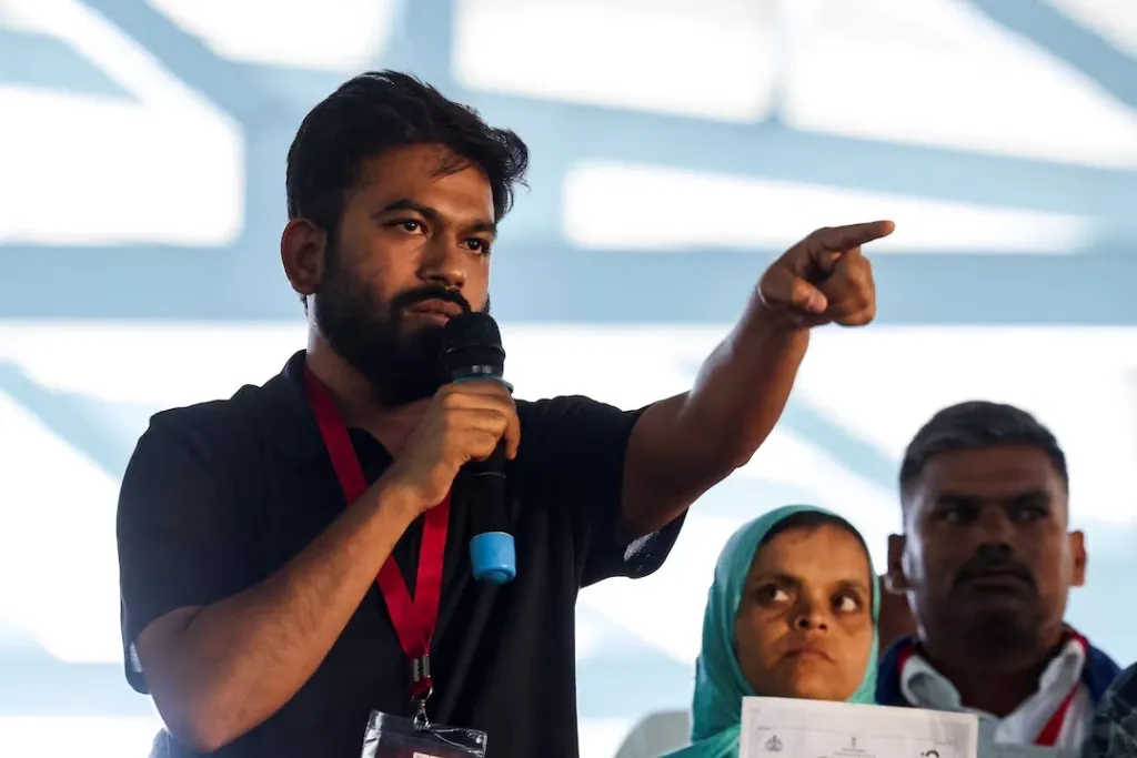 കോക്റോച്ച് ജനതാ പാർട്ടി സ്ഥാപകൻ അഭിജീത് ദീപ്കെ. 