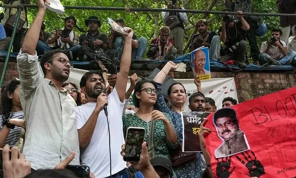 സ്ത്രീപുരുഷഭേദമില്ലാതെ വിദ്യാർത്ഥികളും യുവജനങ്ങളും തൊഴിലാളികളും സാധാരണക്കാരും സ്വമേധയാ ആയിരങ്ങളായി ഈ സമരങ്ങളിൽ അണിനിരക്കുന്നതാണ് നാം കാണുന്നത്. 