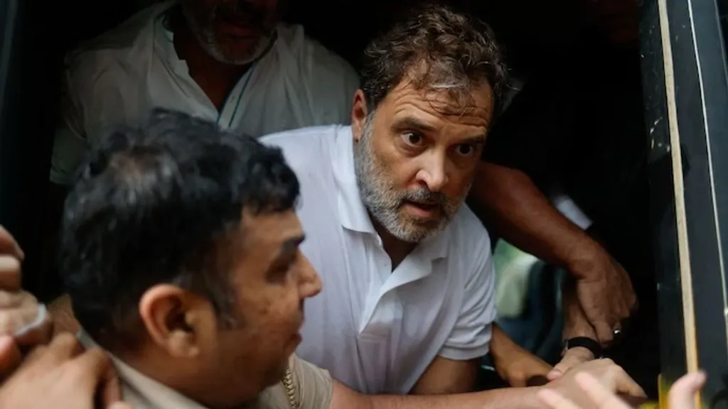 പ്രതിഷേധത്തിനിടെ, പൊലീസ് ബലപ്രയോഗത്തെ ചെറുക്കാൻ ശ്രമിക്കുന്ന ലോക്സഭാ പ്രതിപക്ഷനേതാവ് രാഹുൽഗാന്ധി.