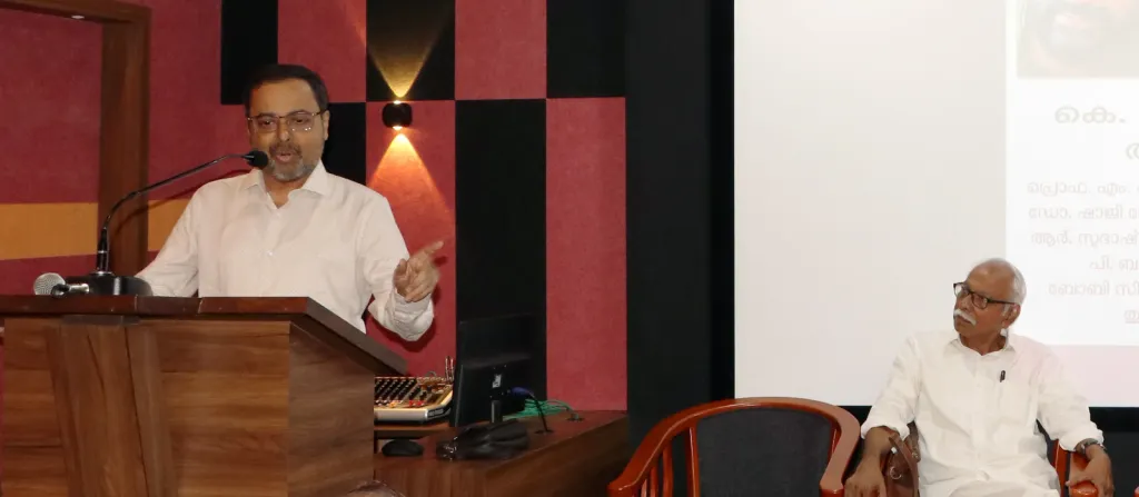 കൃതിയെയും അതിനെ മൂടിയ വായനകളെയും നിസ്സംഗമായി അഴിച്ചുകളയുന്ന ഒരു പ്രവൃത്തിയാണ് വായന. നമ്മുടെ ധാരണകളും നാം പുതുതായി അഭിമുഖീകരിക്കുന്ന ധാരണകളും അഴിച്ചുപണിയപ്പെടും.