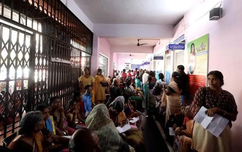 കുറഞ്ഞ ചെലവിൽ, മെച്ചപ്പെട്ട ആരോഗ്യദായക സംസ്ഥാനം എന്നായിരുന്നു കേരളത്തെപ്പറ്റി പറയാറുള്ളത്. ആരോഗ്യപരിപാലനത്തിനുള്ള സാമൂഹിക നിർണ്ണയോപാധികൾ (Social determinants of health) വിപുലമായി ഉപയോഗിച്ചാണ്, ഇത്തരമൊരു സാഹചര്യമൊരുക്കിയത്.
