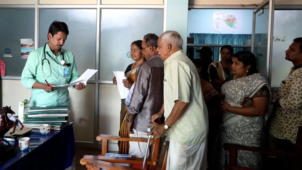ആശുപത്രികൾ, മരുന്നുകൾക്കും മറ്റ് ഉപാധികൾക്കും വർധിച്ച വില ഈടാക്കുന്നതിലെ കള്ളക്കളി നടത്തുന്ന ഒരേർപ്പാടാണ് PTR / MRP ബന്ധം.
