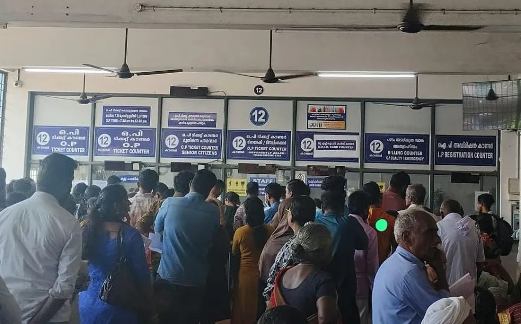 സഹകരണ ആശുപത്രികൾ മിക്കതും സർക്കാർ നടപ്പാക്കുന്ന ഇൻഷൂറൻസ് സംവിധാനങ്ങൾ ലഭ്യമാക്കുന്നുണ്ട്.
