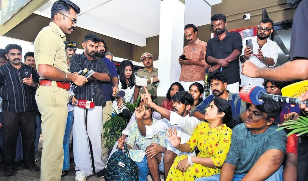 ചേരാനല്ലൂരിൽ ജഡ്ജിയുടെ 17 വയസുകാരനായ മകന്റെ വാഹനമിടിച്ച് മരിച്ച ജയബാലകൃഷ്ണന്റെ കുടുംബം പൊലീസ്സ്റ്റേഷനിൽ.