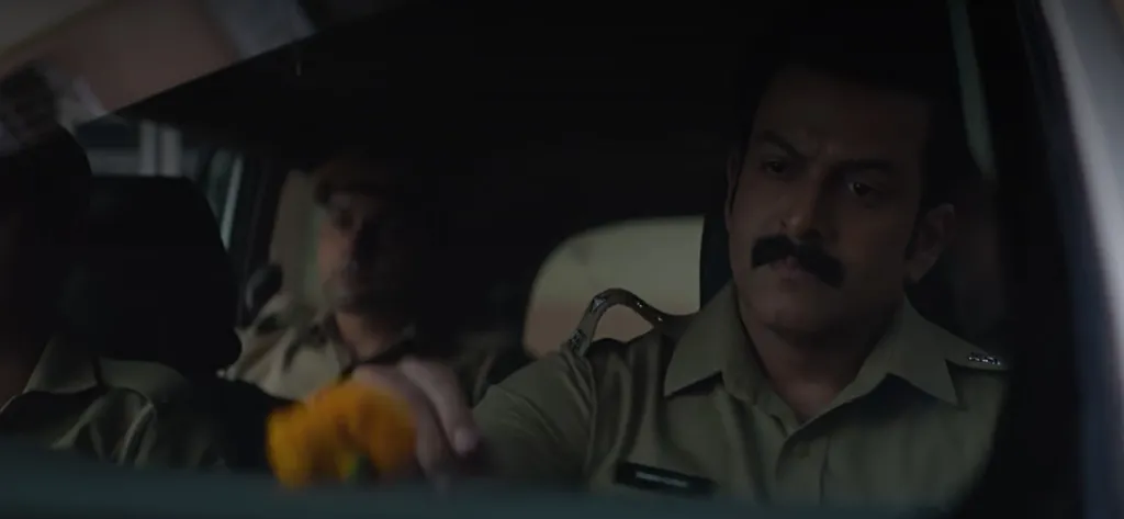 രമൻ കുമാറും അജൂനിയും ഒരേ കുറ്റകൃത്യത്തിന്റെ ഭീകരതയെ നേരിടുന്നവരാണ്. എന്നാൽ നീതി എന്താണെന്നും അത് എങ്ങനെ നടപ്പാക്കണമെന്നും സംബന്ധിച്ച അവരുടെ നിലപാടുകൾ വ്യത്യസ്തമാണ്.