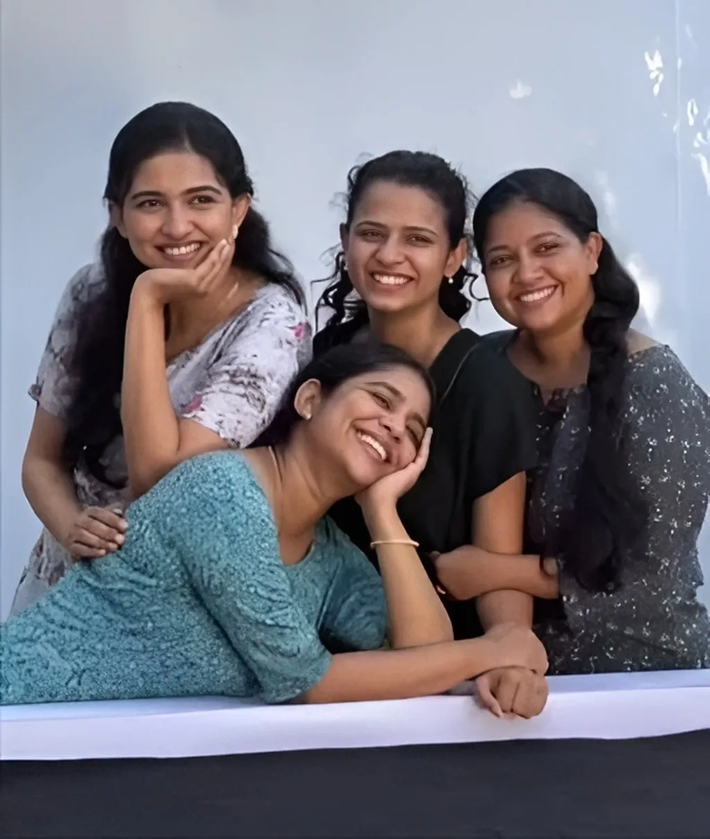 കാറ്ററിംഗ് സ്ഥാപനവുമായി ബന്ധപ്പെട്ട കുറച്ച് മനുഷ്യരും ജസ്റ്റിന്റെ കസിൻ സിസ്റ്റേഴ്സ്, ചർച്ച് തുടങ്ങിയ ഒരു വൃത്തത്തിനകത്താണ് കുടുംബയൂണിറ്റ്.