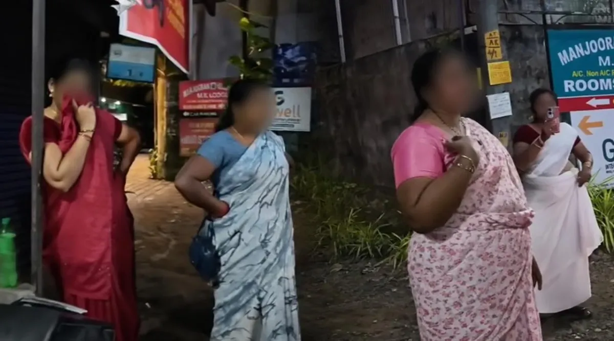 ആലുവയിലെ 'ക്ലീനിങ്': സദാചാര പോലീസിനെ ചൊല്ലി വിവാദം